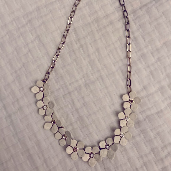 White flower floral necklace - Picture 1 of 6